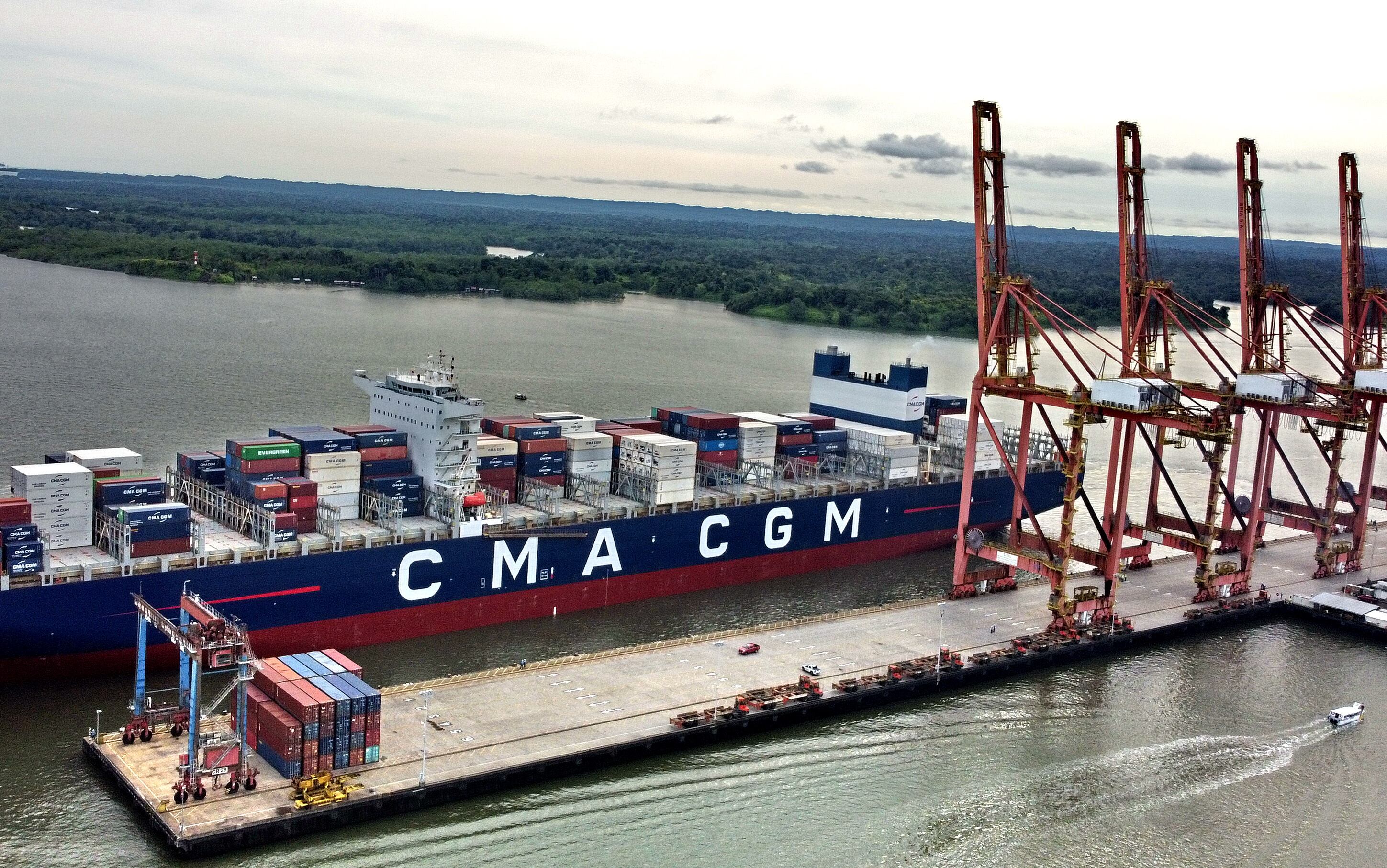 El buque, CMA CGM Alexander Von Humboldt llegó a Buenaventura, es el barco de carga mas grande que ha llegado a un puerto de sudamerica. Tiene 396 metros de largo y 53.6 metros de ancho, tiene capacidad para transportar 16.022 contenedores