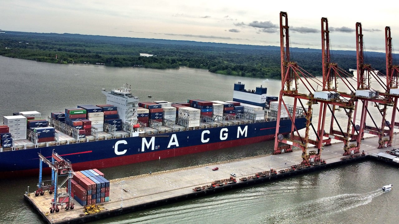 El buque, CMA CGM Alexander Von Humboldt llegó a Buenaventura, es el barco de carga mas grande que ha llegado a un puerto de sudamerica. Tiene 396 metros de largo y 53.6 metros de ancho, tiene capacidad para transportar 16.022 contenedores