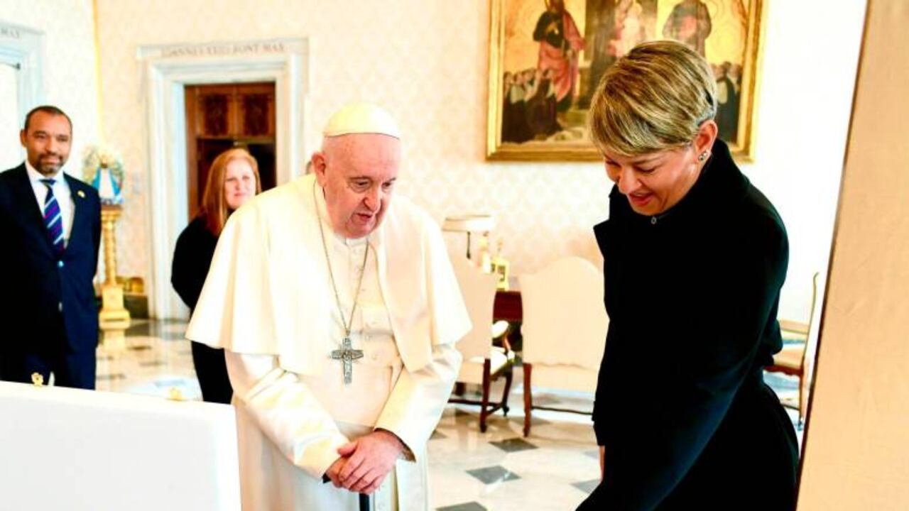 verónica alcocer y el papa el país