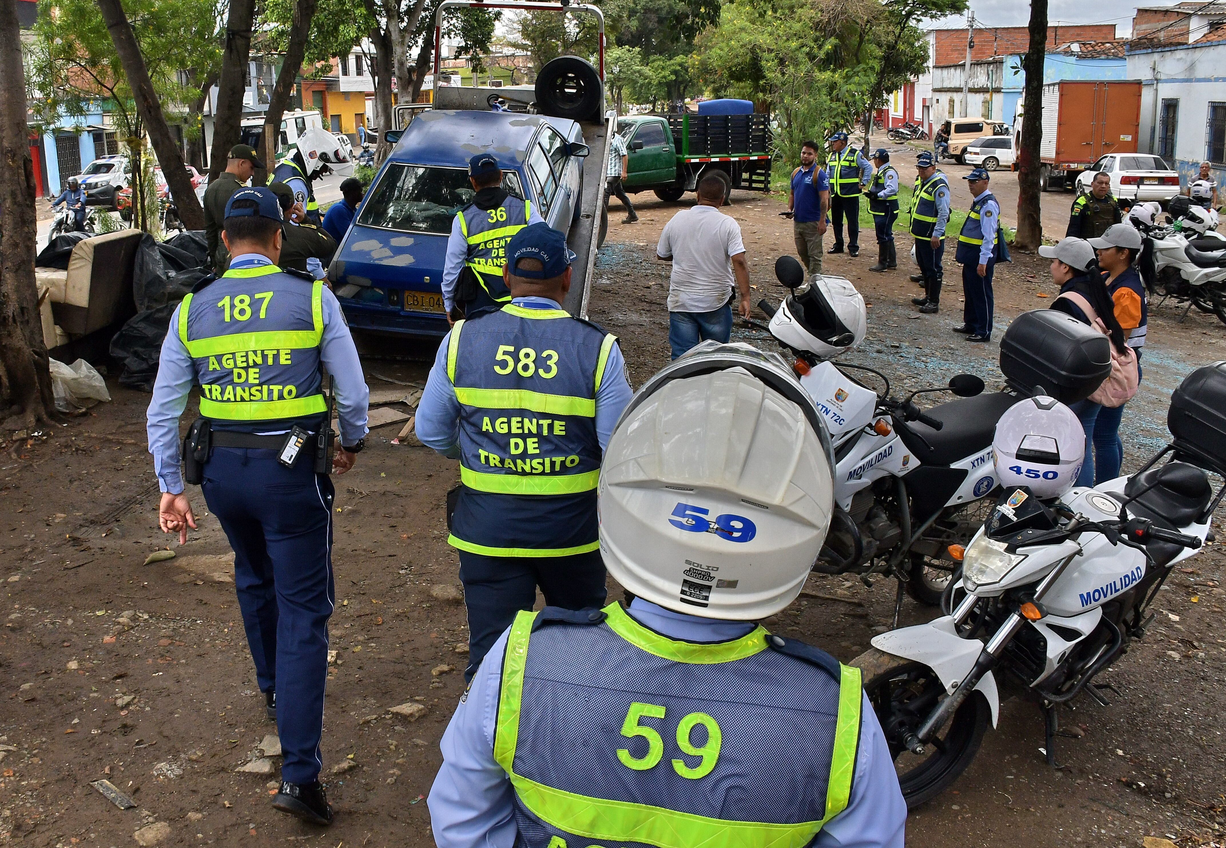 Un gran operativo se llevo a cabo en el corredor verde de la calle 25  por invasión del espacio publico de personas que utilizan esta zona como chatarrización de vehículos en vía publica. Fotos Raúl Palacios / El Pais / 25 de Abril del 2023 Cali.