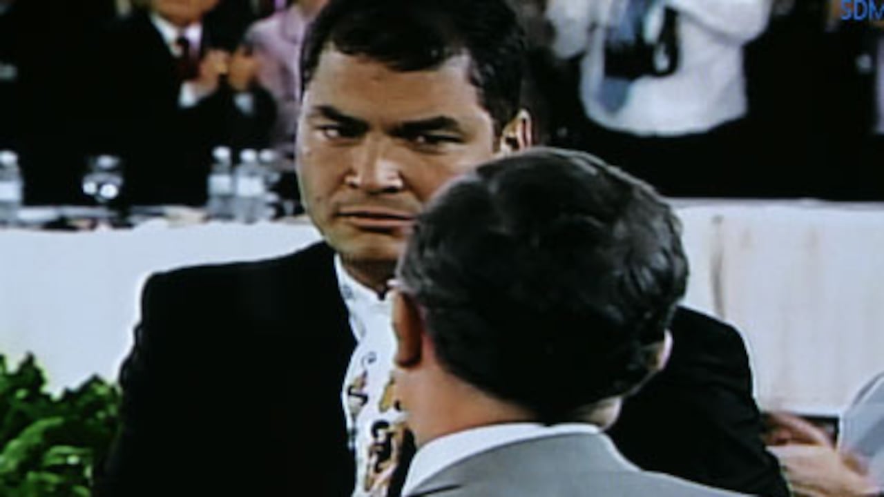En la cumbre de Santo Domingo de marzo 2008, se dieron la mano los presidentes Álvaro Uribe y Rafael Correa. Se pensó que había reconciliación. No fue así y en cambio confirmaron que es cierta la frase de que una foto es igual que 1.000 palabras