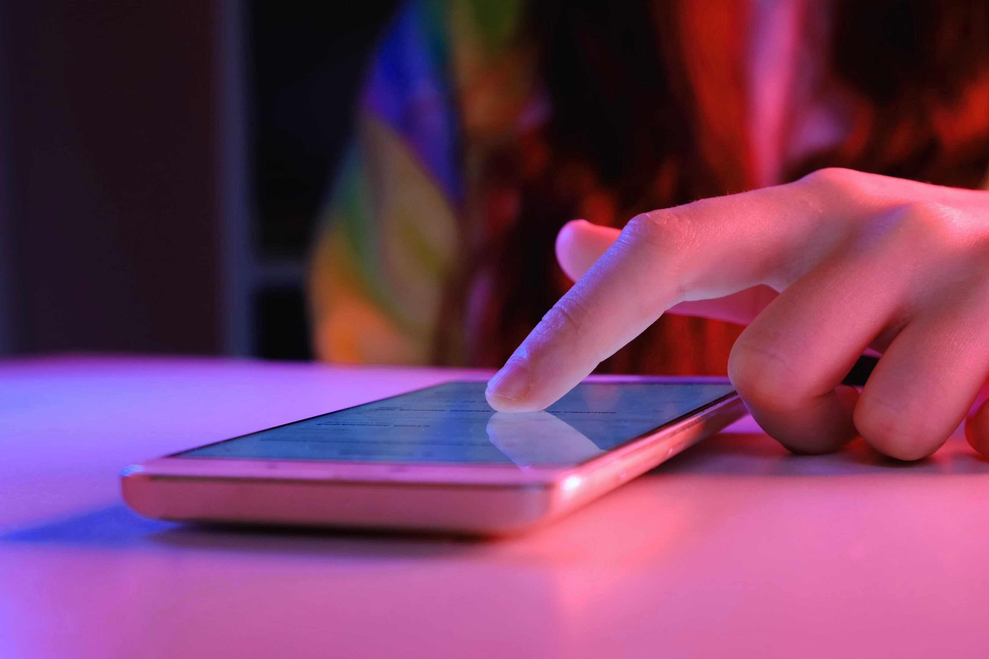 La mujer habría involucrado a otras tres personas en el acoso.