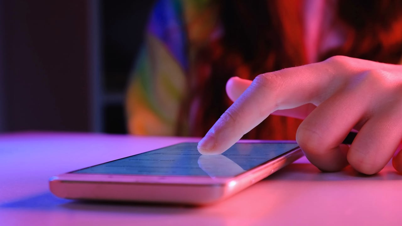 El acoso hacia las mujeres ya no es solo presencial, sino que ha migrado a otros escenarios como las plataformas digitales y los teléfonos celulares.