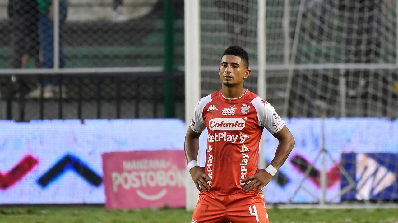 PALMIRA - COLOMBIA, 07-05-2022: Edwin Herrera de Santa Fe luce decepcionado después del partido entre Deportivo Cali e Independiente Santa Fe por la fecha 19 como parte de la Liga BetPlay DIMAYOR I 2022 jugado en el estadio Deportivo Cali de la ciudad de Palmira. / Edwin Herrera of Santa Fe looks disappointed after match between Deportivo Cali and Independiente Santa Fe for the date 19 as part of BetPlay DIMAYOR League I 2022 played at Deportivo Cali stadium in Palmira city. Photo: VizzorImage / Gabriel Aponte / Staff