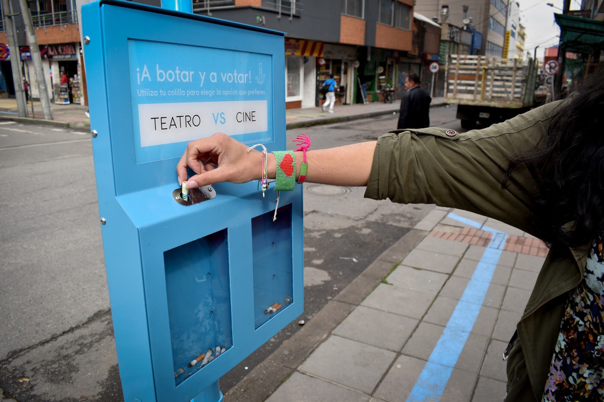 Los nuevos colilleros interactivos hacen parte de una campaña para que los fumadores desechen las colillas en los los lugares indicados.