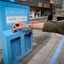 Los nuevos colilleros interactivos hacen parte de una campaña para que los fumadores desechen las colillas en los los lugares indicados.