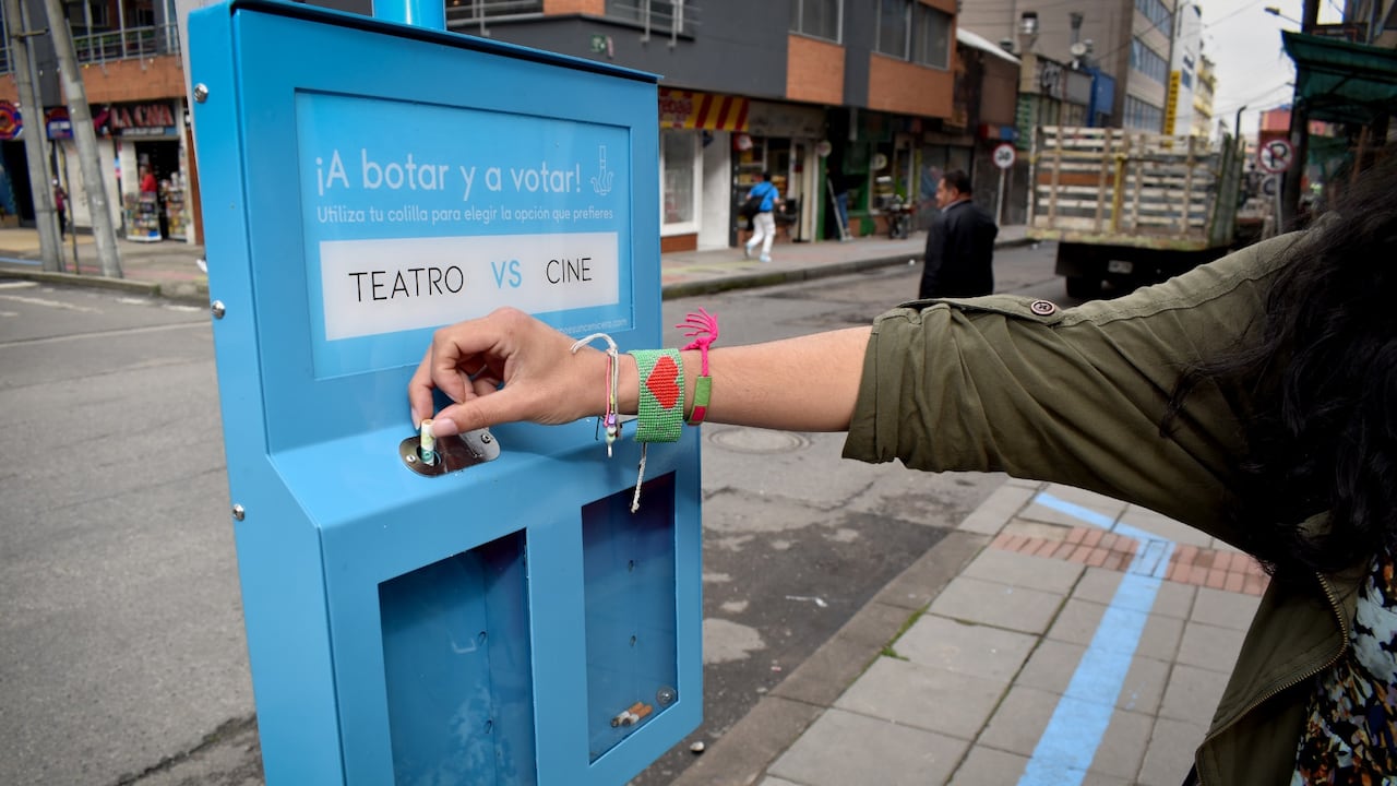 Los nuevos colilleros interactivos hacen parte de una campaña para que los fumadores desechen las colillas en los los lugares indicados.