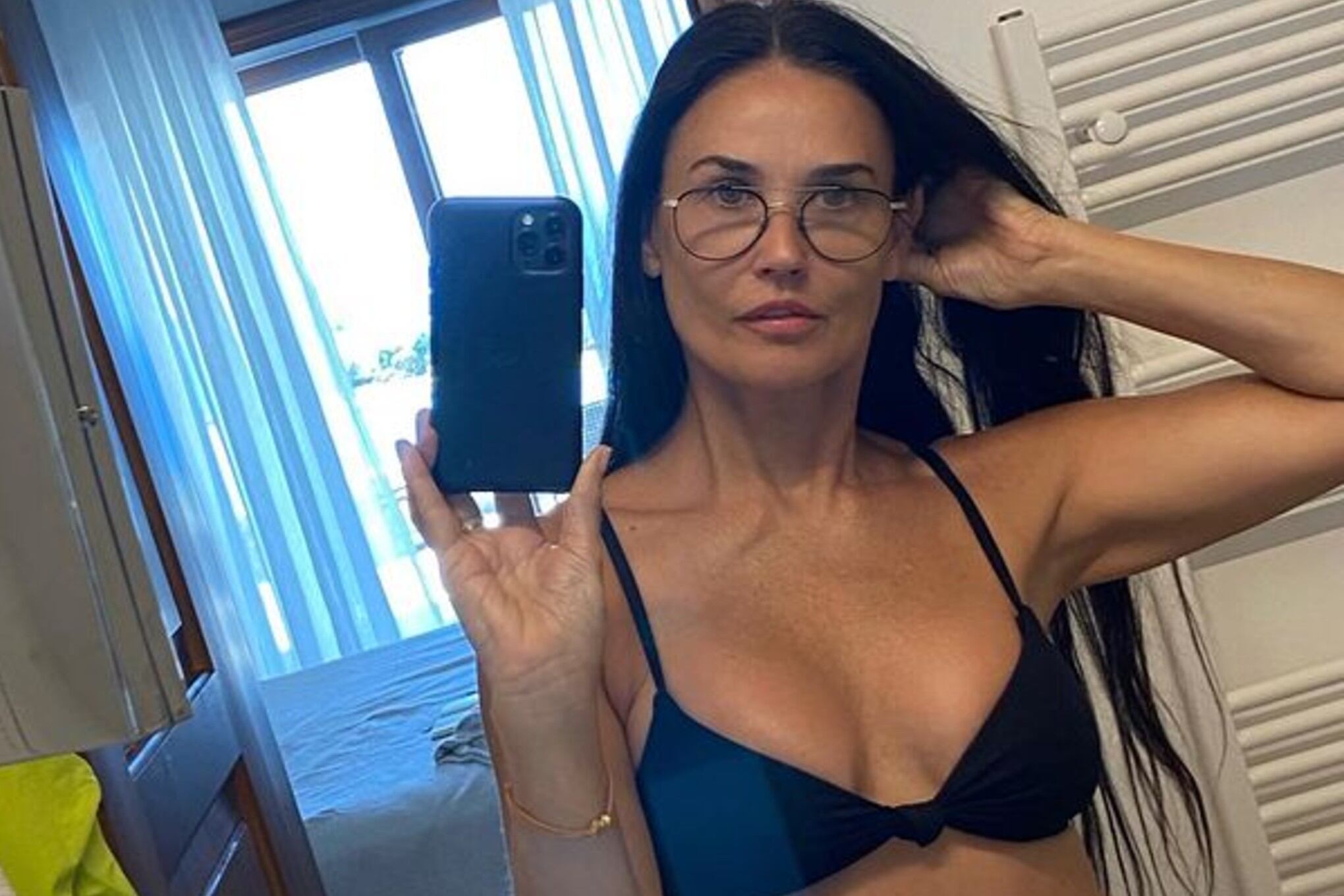 Demi Moore posa en bikini para sus redes sociales.