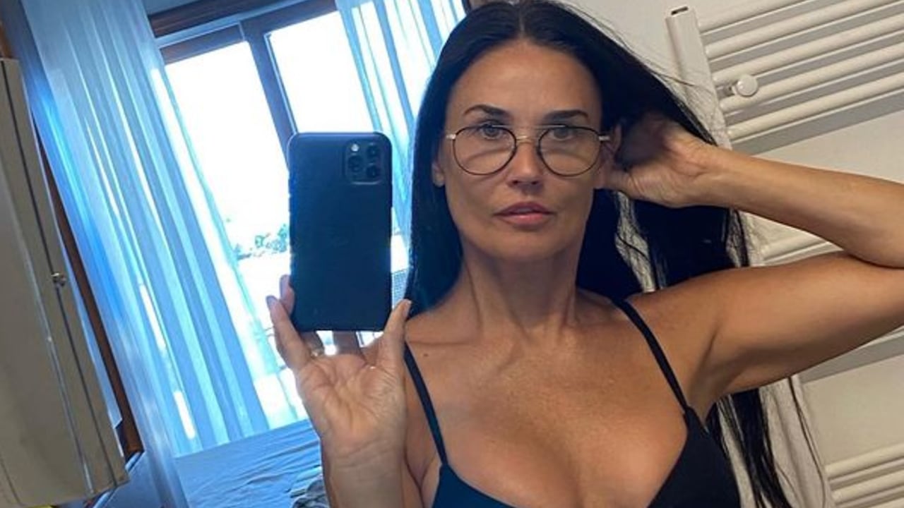 Demi Moore posa en bikini para sus redes sociales.