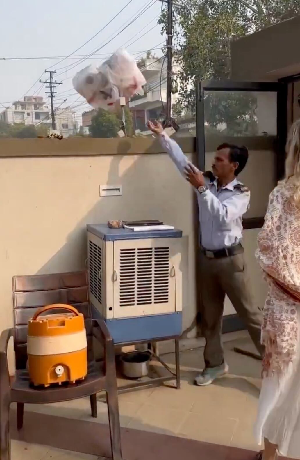 El hombre botó la basura en la calle