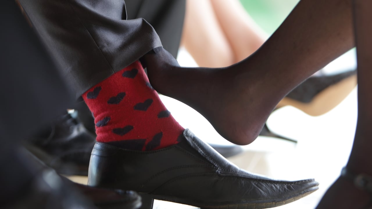 Coquetear es una acción que repercute en el amor, el juego y la seducción de pareja.