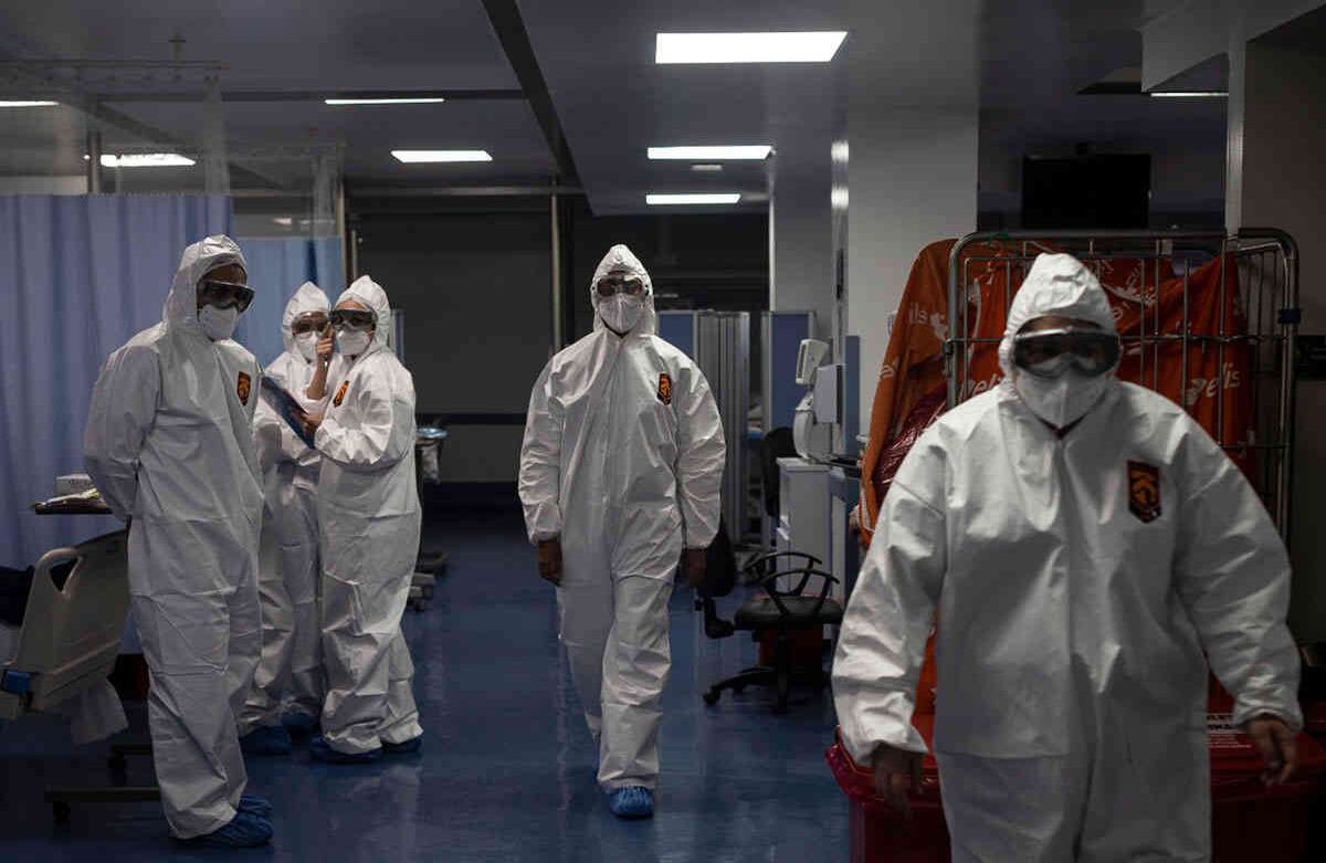 Con trajes de bioseguridad, médicos, enfermeros y otros profesionales hacen su trabajo diario para salvar los pacientes de la UCI del Cardioinfantil. Foto: Esteban Vega/ SEMANA