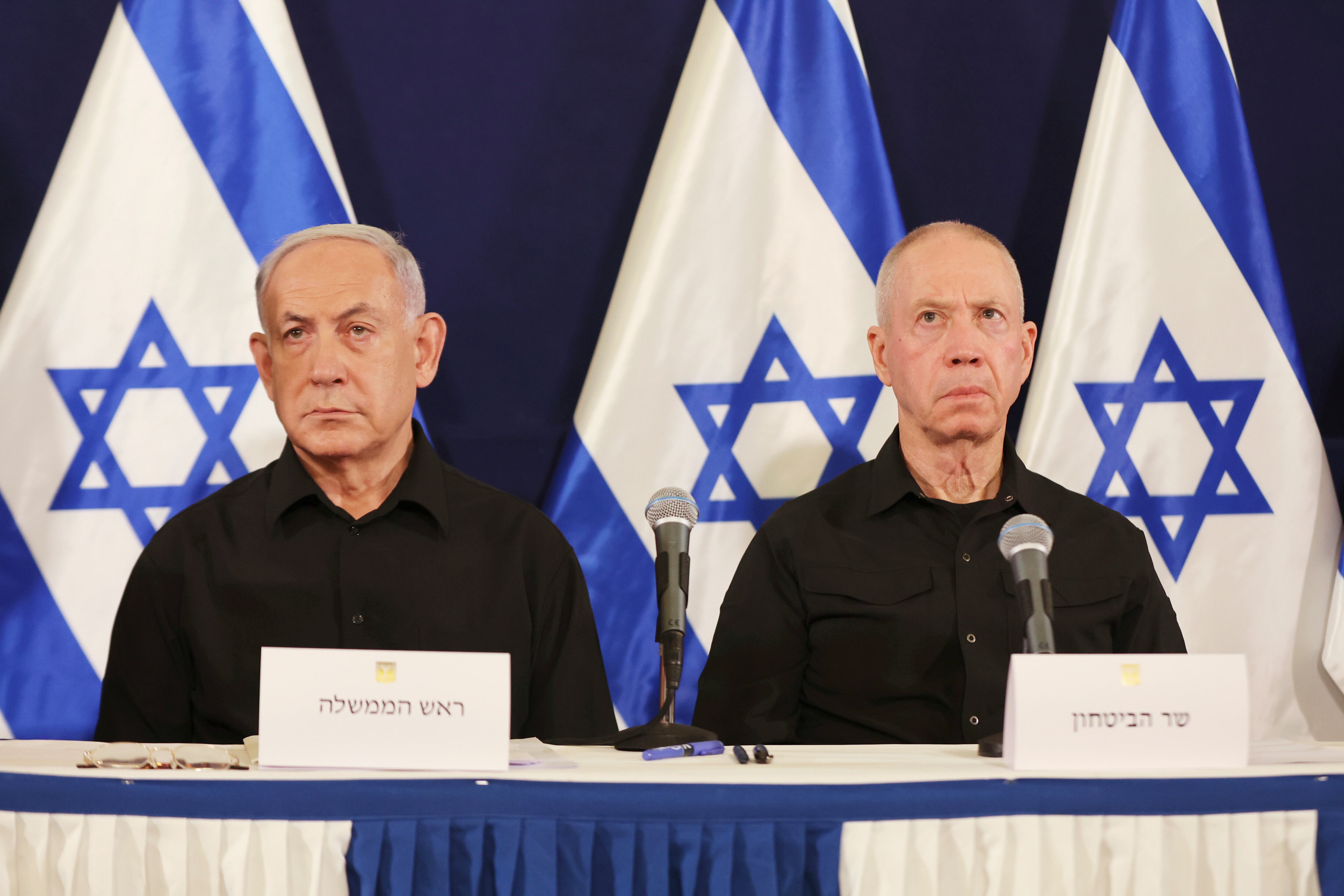 En esta imagen de archivo, el primer ministro de Israel, Benjamin Netanyahu (izquierda), y el ministro de Defensa, Yoav Gallant, durante una conferencia de prensa en la base militar de Kirya, en Tel Aviv, Israel, el 28 de octubre de 2023. (Abir Sultan/Pool Foto vía AP, archivo)