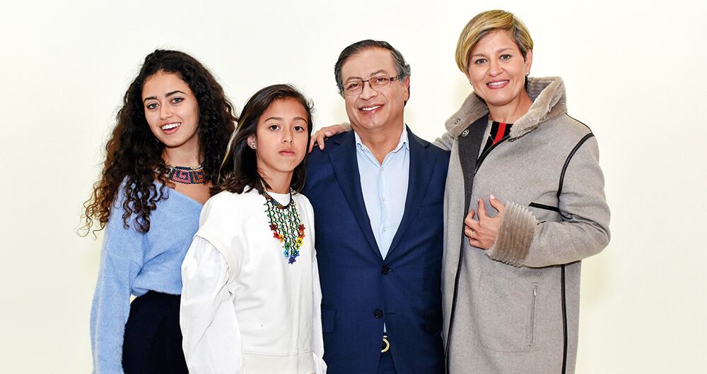 La familia Petro Alcocer se ha mostrado muy unida. En medio de la campaña, tanto Verónica como sus hijas, especialmente Sofía, fueron determinantes para la victoria del nuevo presidente.