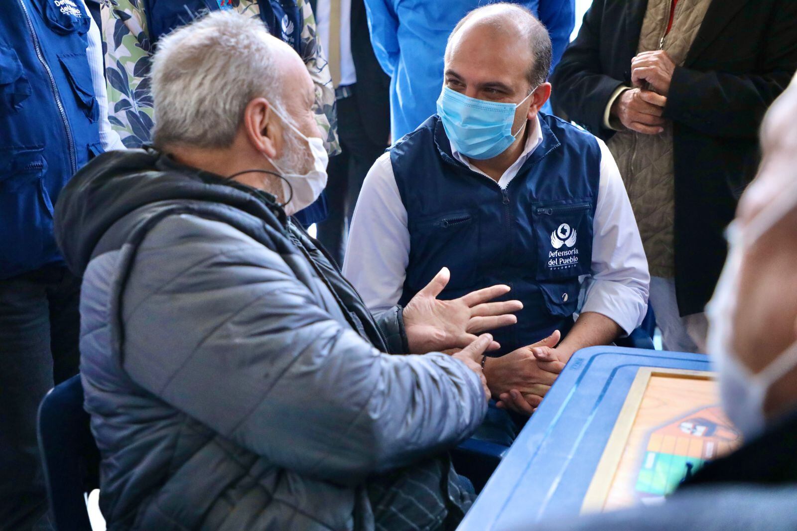 Defensor del Pueblo con adultos mayores