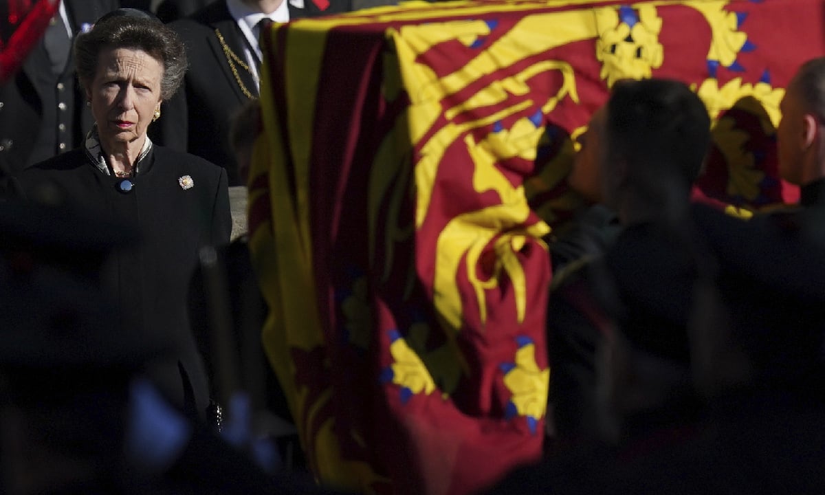 El féretro de la reina viaja en compañía de la princesa Ana