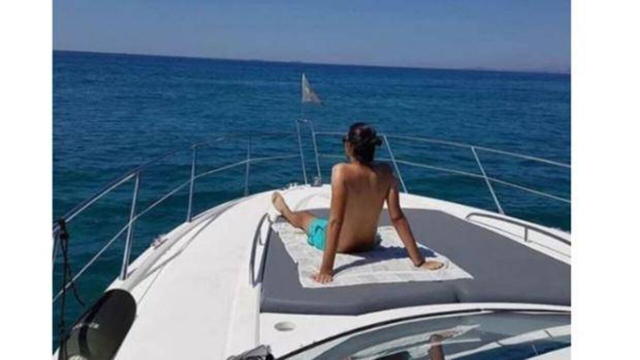 En una de las fotos publicadas por Tony Castro se le puede observar tendido sobre la cubierta de un yate. Foto: @tonycastro.u