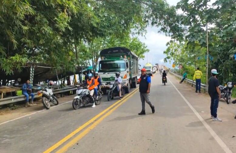 El bloqueo se registra en la vía al municipio de Yondó, Antioquía.
