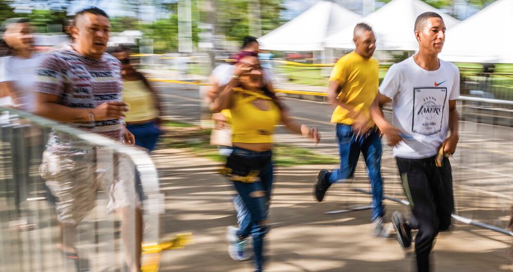 Como es costumbre, los colombianos dejan todo para última hora. En varias ciudades (3:55 p. m.) se vieron competencias para llegar a las urnas. Muchos no lograron votar. 