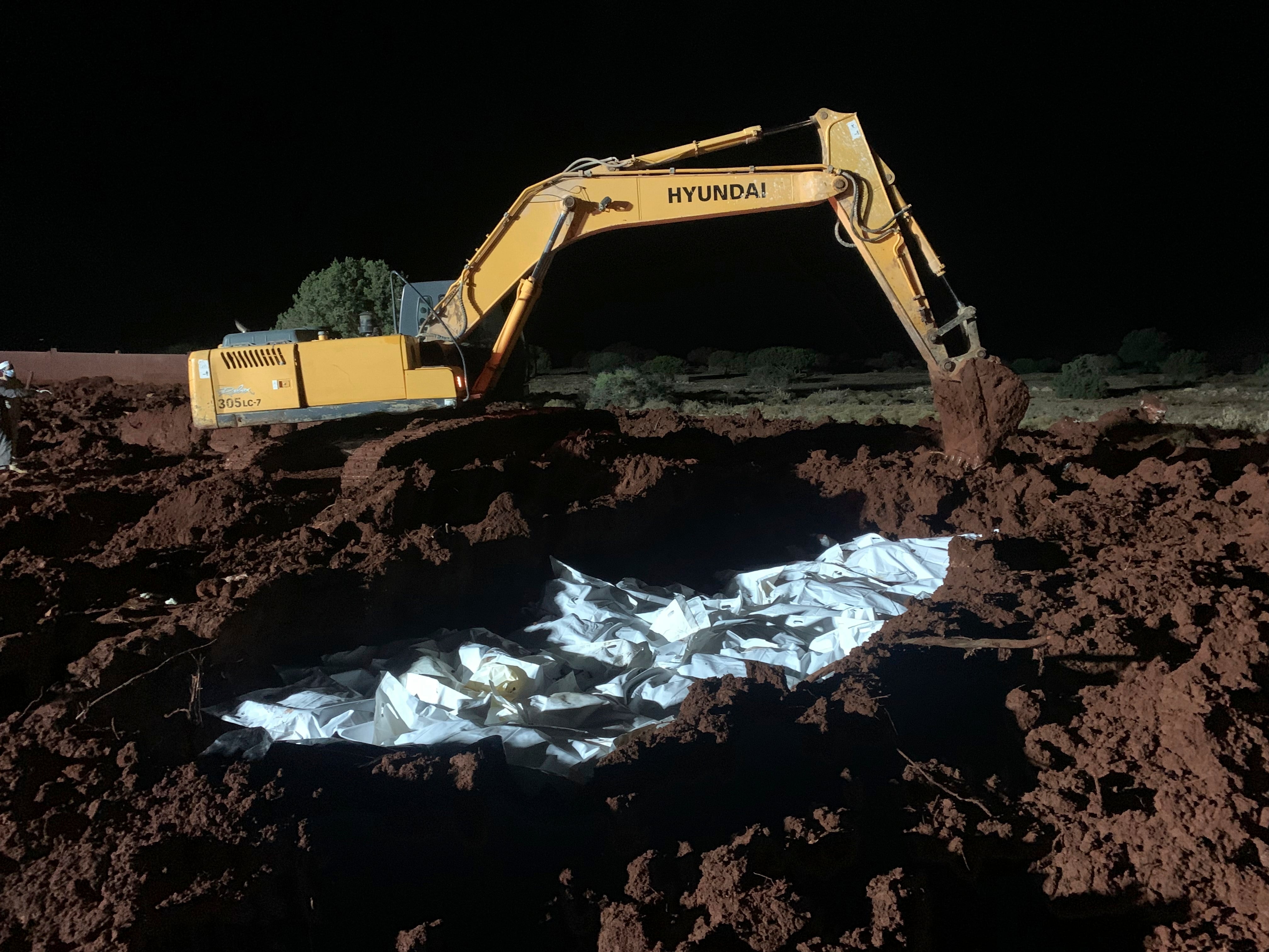 Para el miércoles por la mañana se habían recogido más de 2.000 cuerpos, de los que más de la mitad habían sido sepultados en fosas comunes en Derna, indicó el ministro de Salud del este de Libia, Othman Abduljaleel.