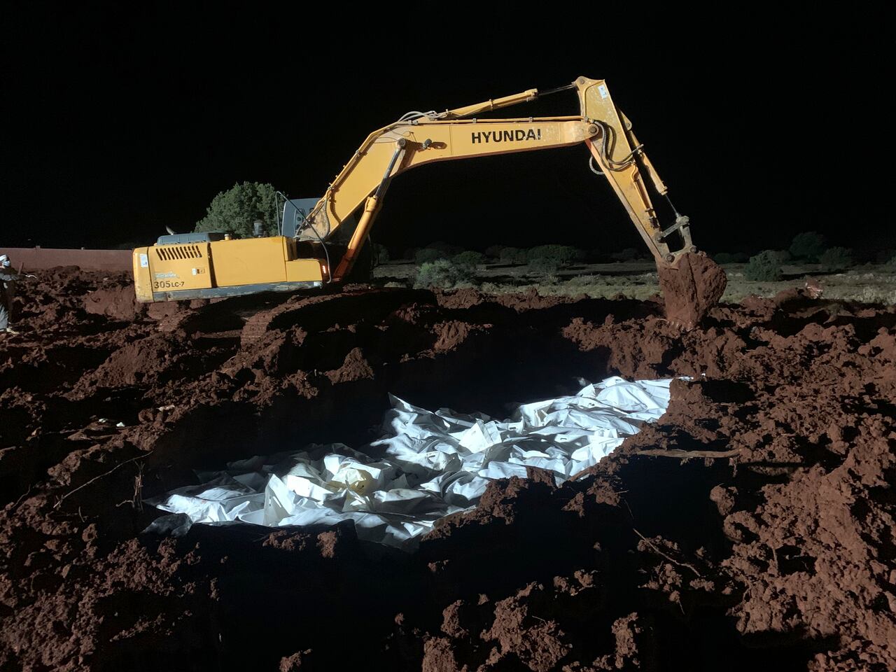 Para el miércoles por la mañana se habían recogido más de 2.000 cuerpos, de los que más de la mitad habían sido sepultados en fosas comunes en Derna, indicó el ministro de Salud del este de Libia, Othman Abduljaleel.