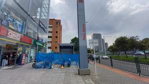 Taquilla externa en la estación de TransMielnio está sin usarse y deteriorándose.