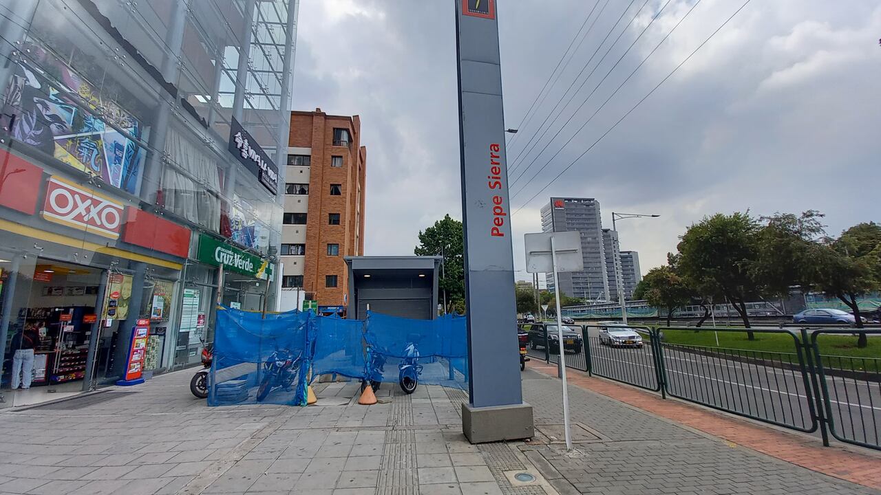 Taquilla externa en la estación de TransMielnio está sin usarse y deteriorándose.