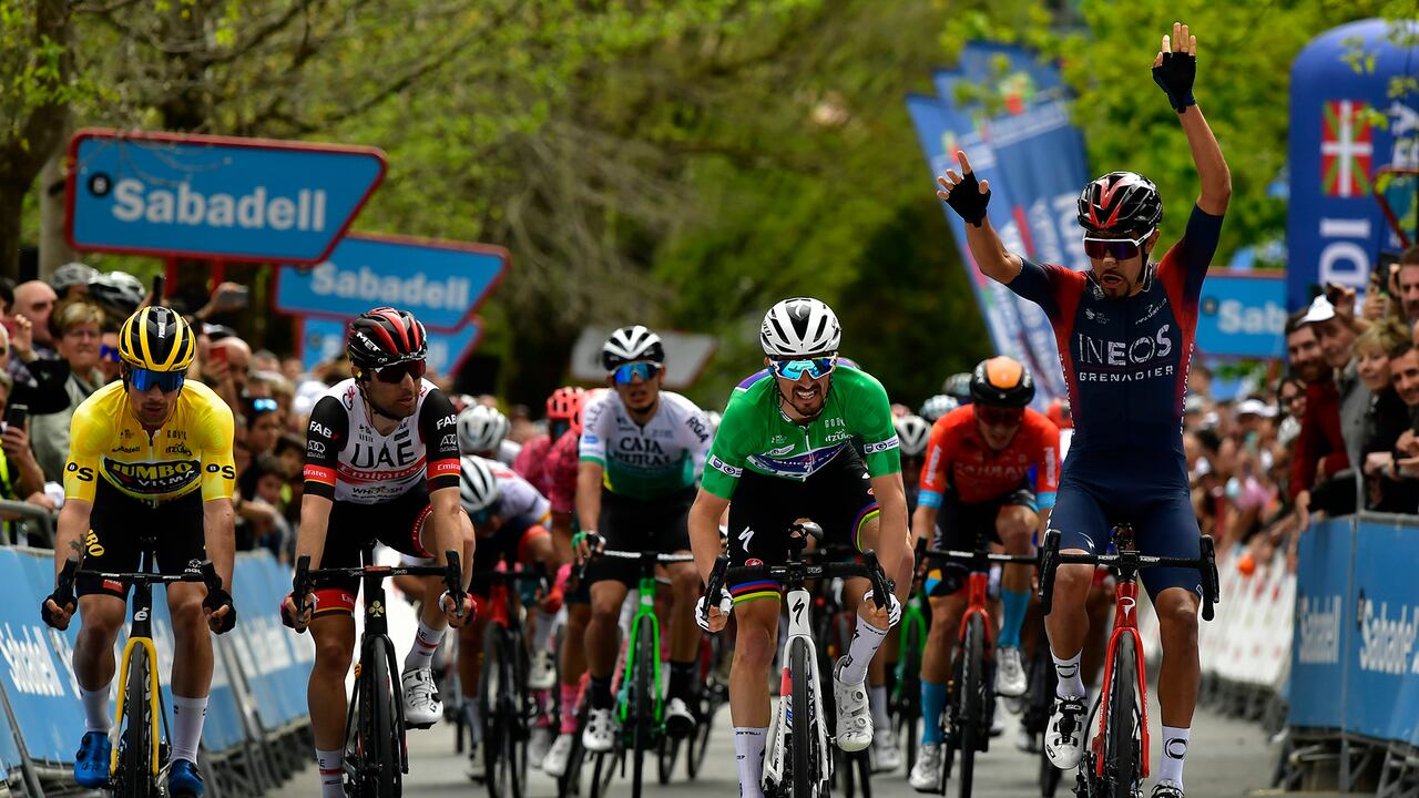 El colombiano Daniel Martínez, a la derecha, celebra después de ganar la cuarta etapa de la carrera ciclista La Vuelta del País Vasco entre Vitoria y Zamudio, 185,6 kilometods en Zamudio, norte de España, el jueves 7 de abril de 2022. Foto AP/ Álvaro Barrientos