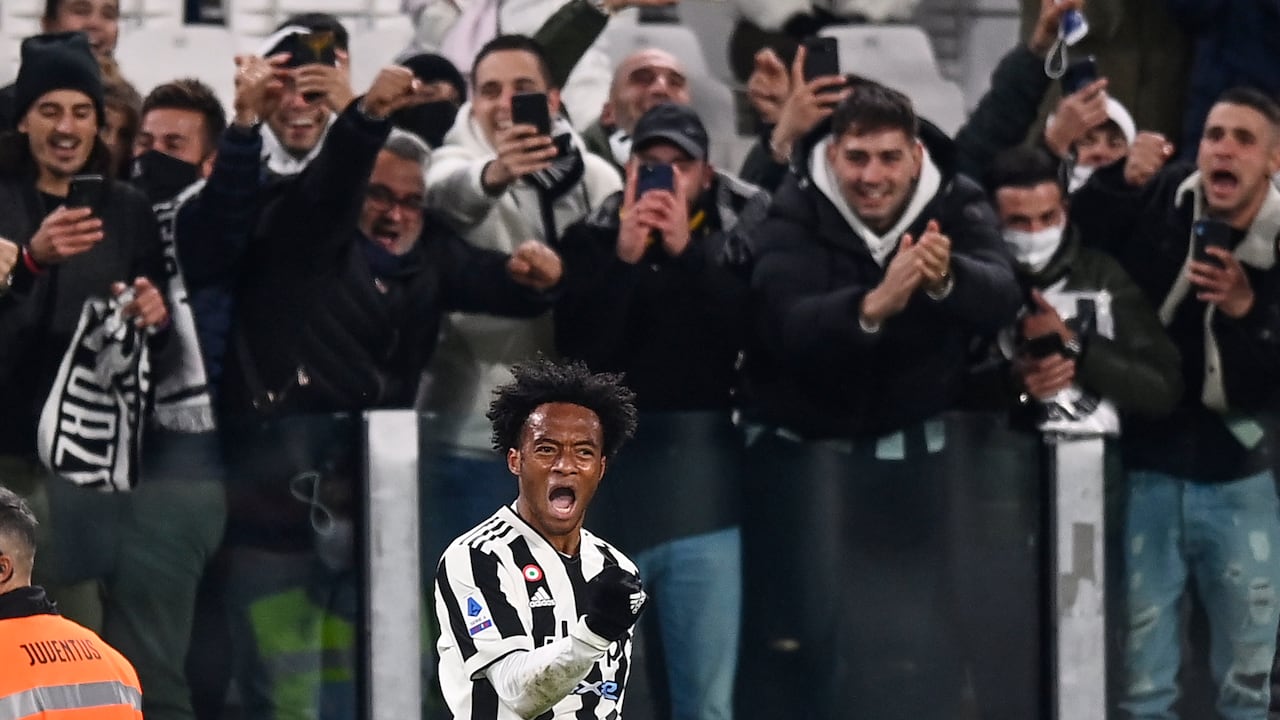 Juventus' Juan Cuadrado celebrates after scoring during the Serie A soccer match between Juventus Fc and ACF Fiorentina at Allianz Stadium in Torino, Italy, Saturday Nov. 6, 2021. (Fabio Ferrari/LaPresse via AP)