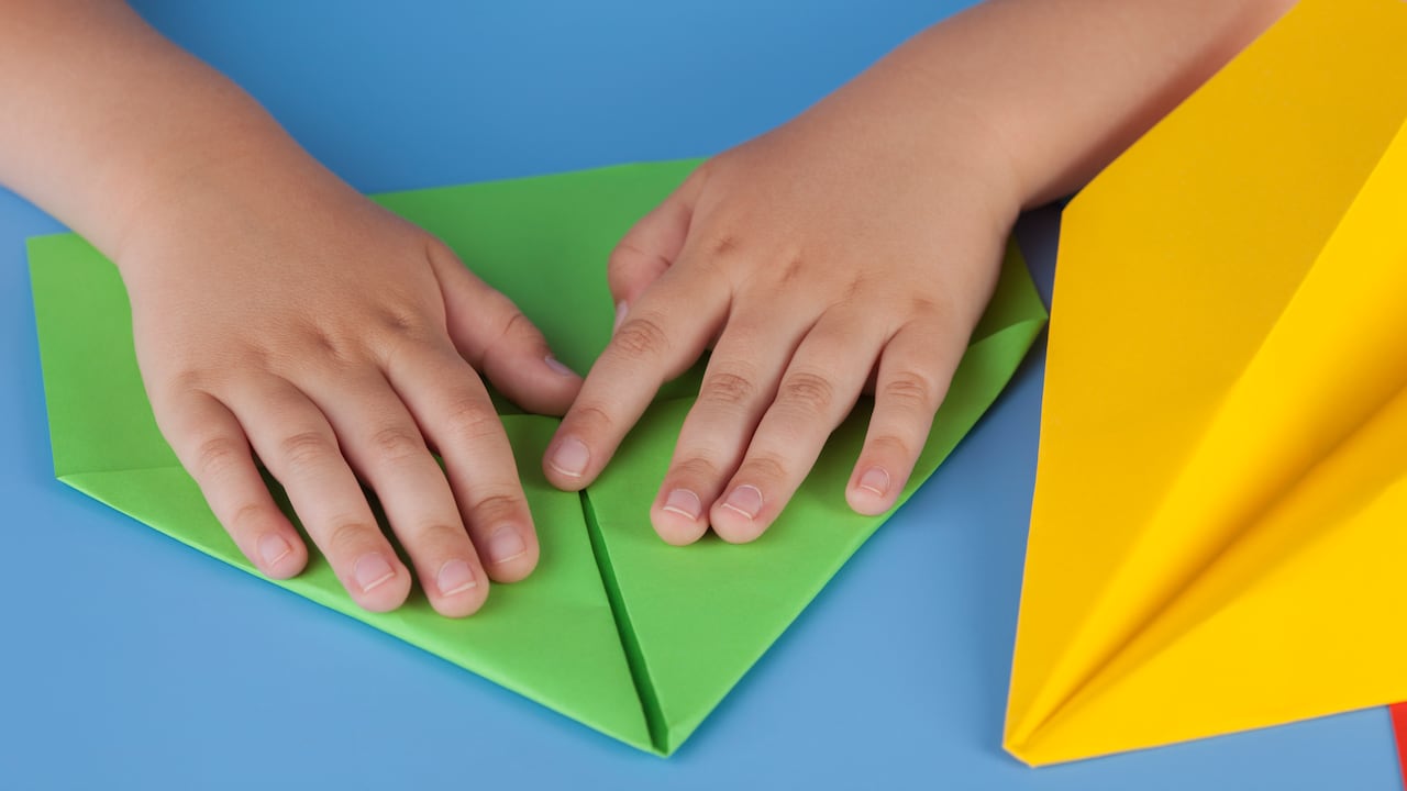 Pasos para hacer un avión de papel.