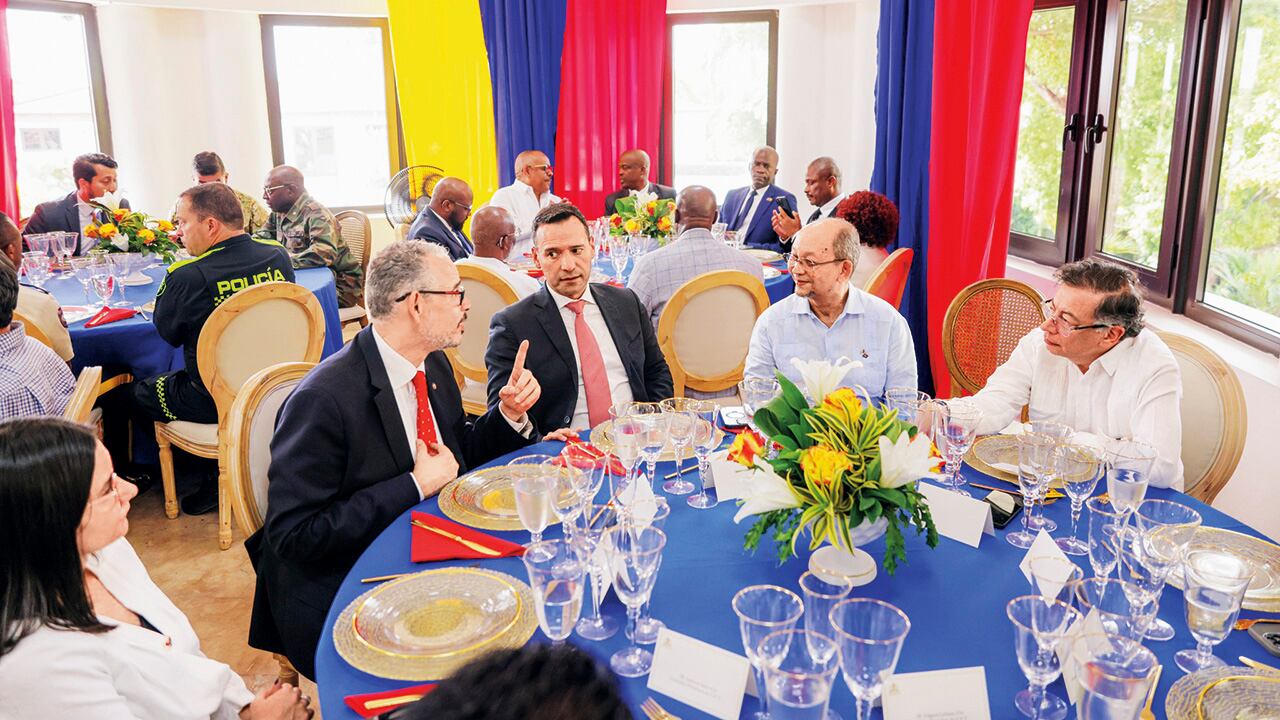 El almuerzo se adelantó en la sede de la Embajada de Colombia en Haití que inauguró el presidente Gustavo Petro. Asistieron personalidades de ambas naciones. En la fotografía: el ministro de Defensa, Pedro Sánchez, y la exdirectora del Dapre, Angie Rodríguez. 