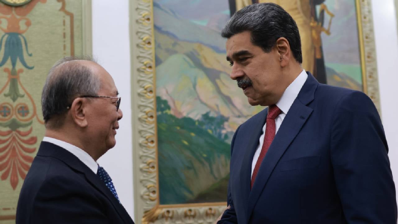 Nicolás Maduro con enviado de Xi.