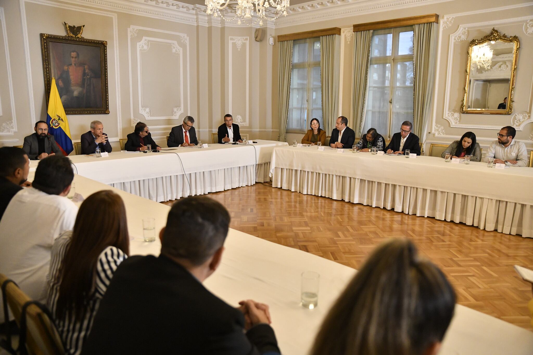 Ministro del Interior celebra acuerdo para revisar tarifa diferencial en el combustible para gremio de taxistas.