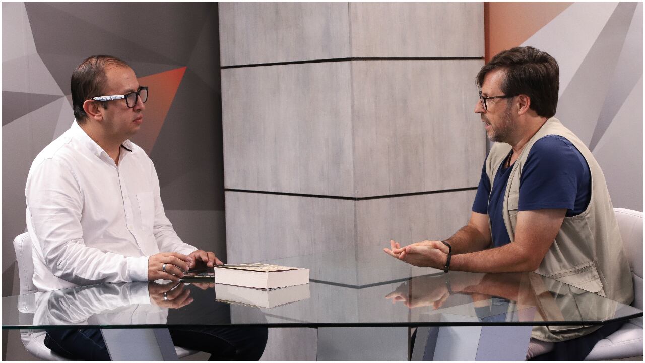 Alfonso Rico Torres, chief digital officer de SEMANA, conversando con el escritor español Javier León Herrera, en las instalaciones de la revista, en Bogotá