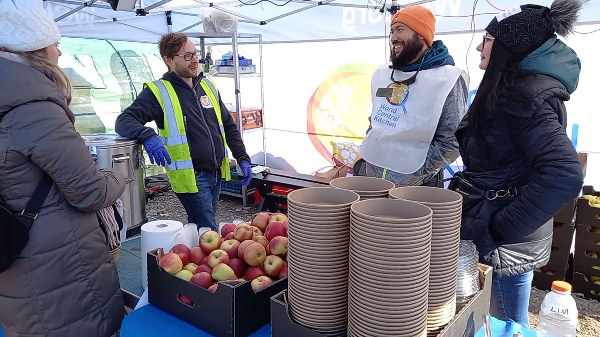 Miembros de una ONG norteamericana llegan a la frontera para repartir comida a los que huyen de la guerra de Ucrania.