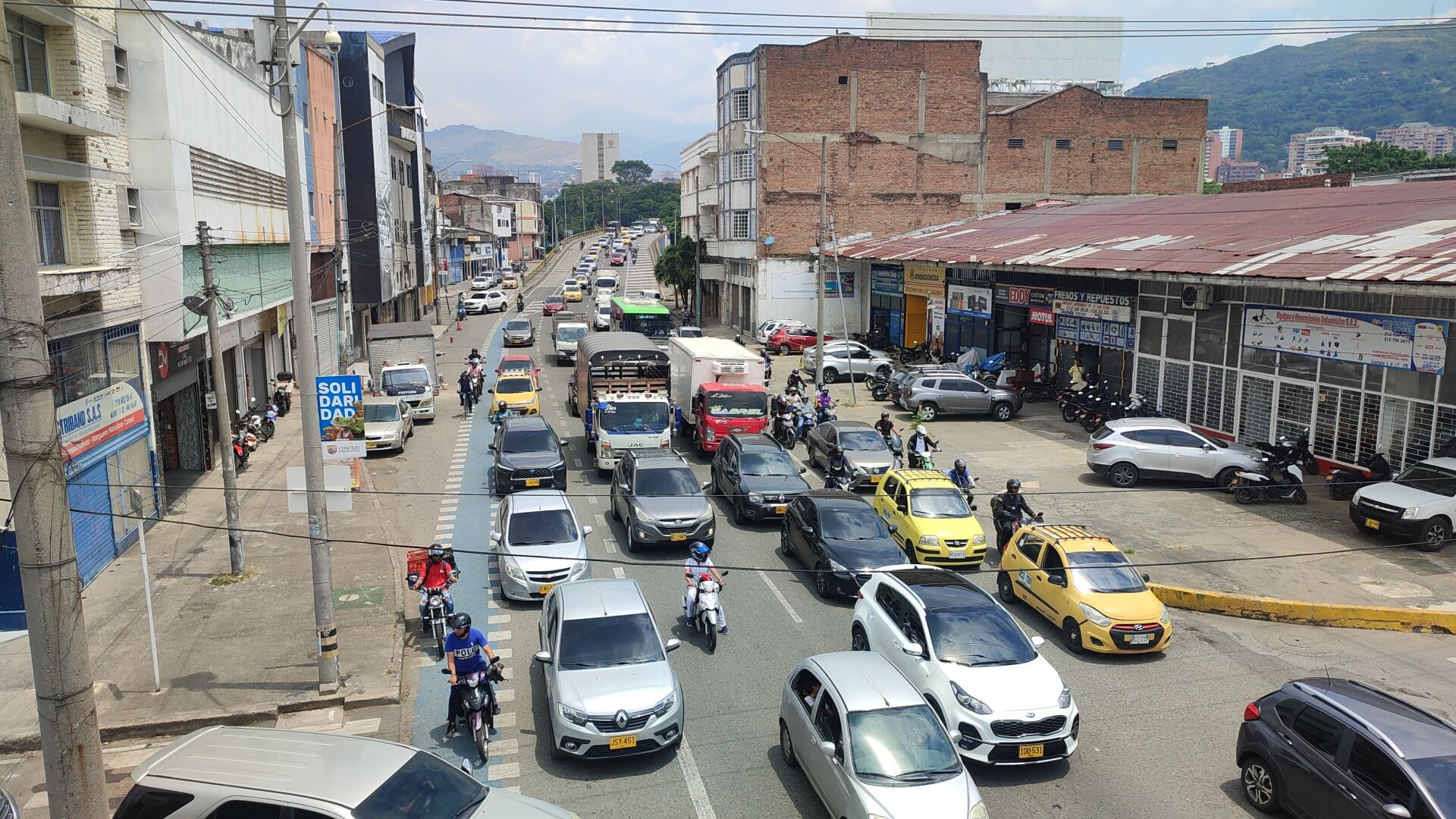 Congestión de tráfico en la salida del túnel mundialista por cierre del carril izquierdo debido a obras en puente de la 2 con 15N