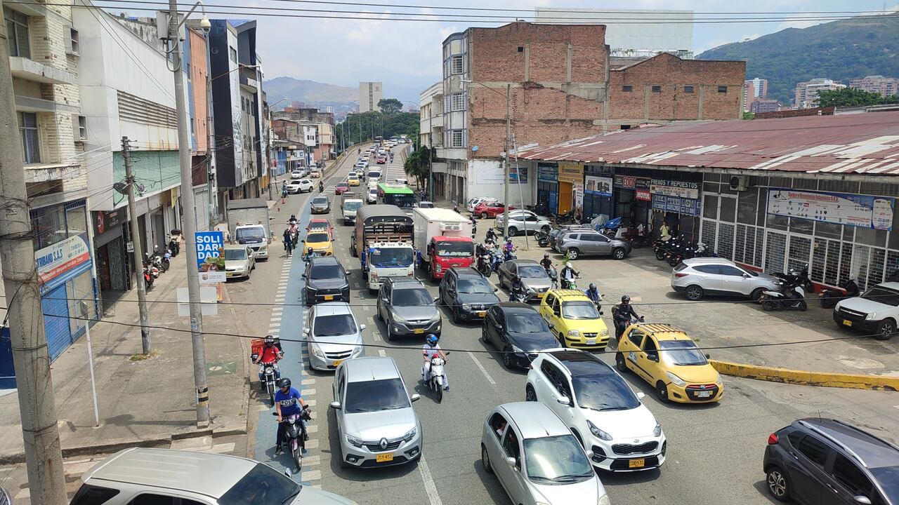 Congestión de tráfico en la salida del túnel mundialista por cierre del carril izquierdo debido a obras en puente de la 2 con 15N