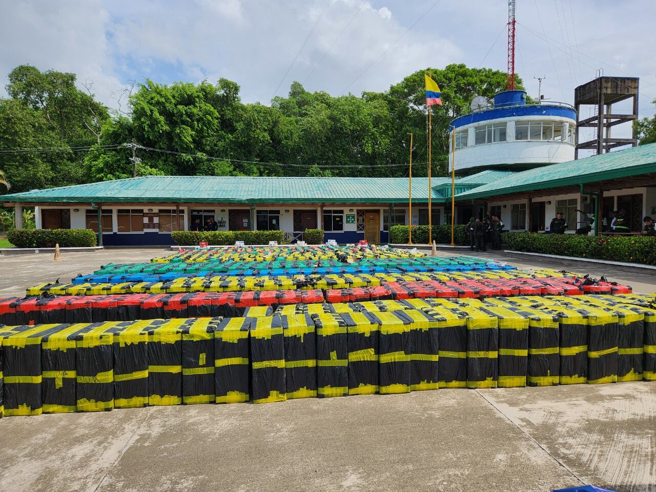 Las lanchas fueron inmovilizadas y conducidas junto al personal y el material hasta la Estación Guardacostas de Urabá.