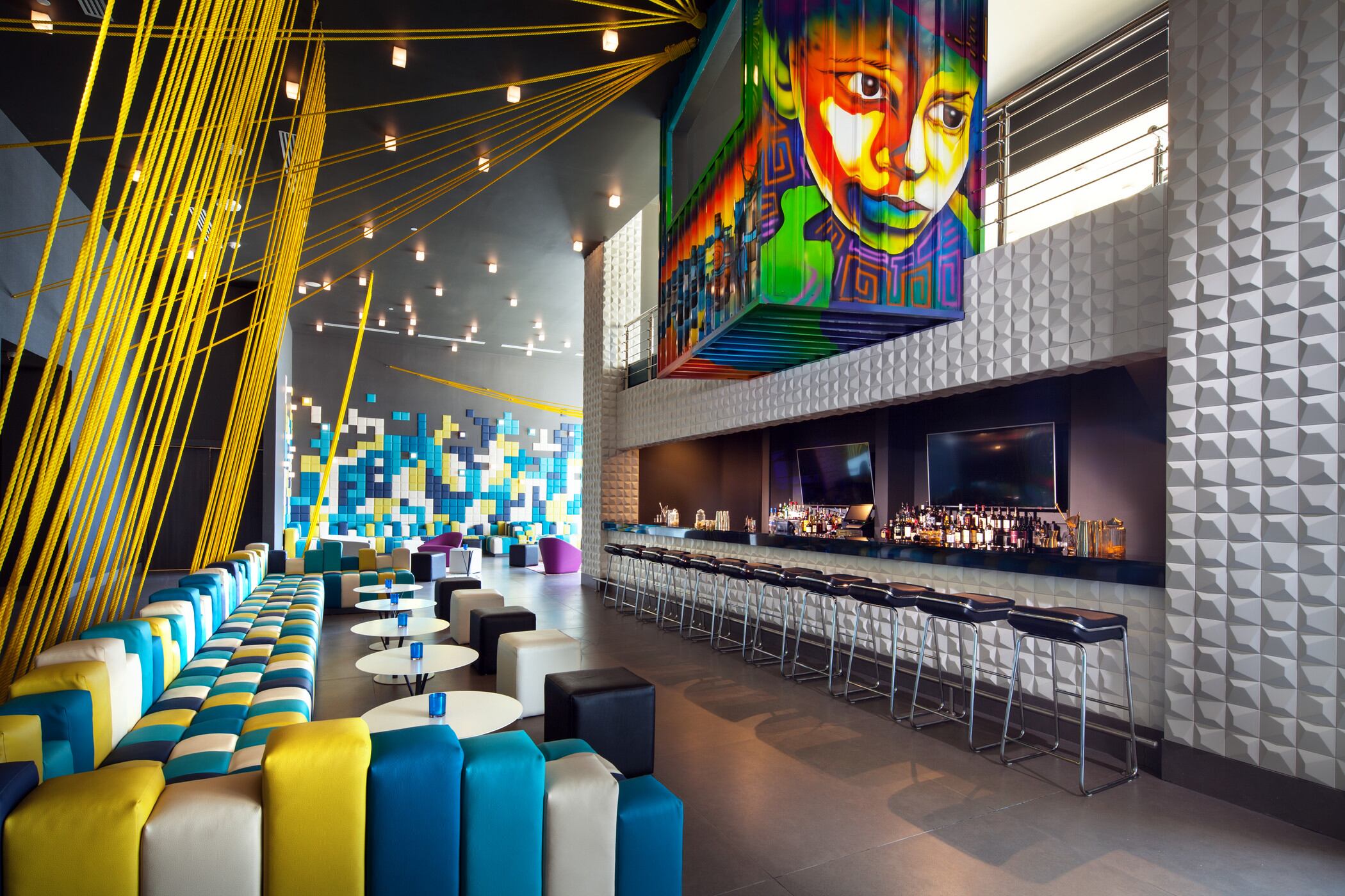 Como cada uno de los hoteles W, el de Cuidad de Panamá tiene un diseño que homenajea elementos tradicionales de la ciudad, como los contenedores que a diario atraviesan el Canal.