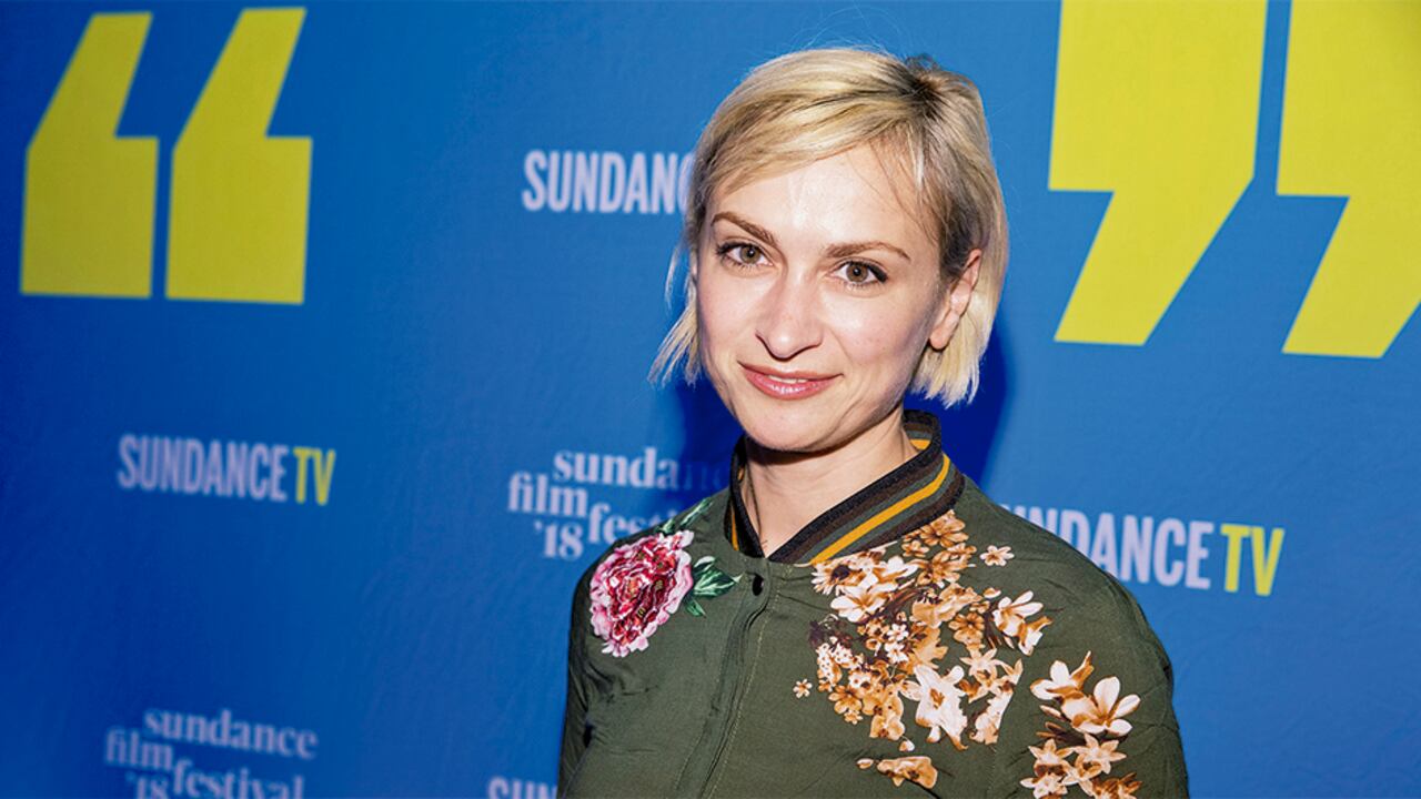 Halyna Hutchins, de 42 años, era la directora de fotografía de Rust. En un comunicado, Baldwin dijo que no tenía cómo expresar su tristeza ante el accidente que le había quitado la vida. También se reunió con su esposo y su hijo, quienes no han presentado cargos por la muerte de su ser querido.