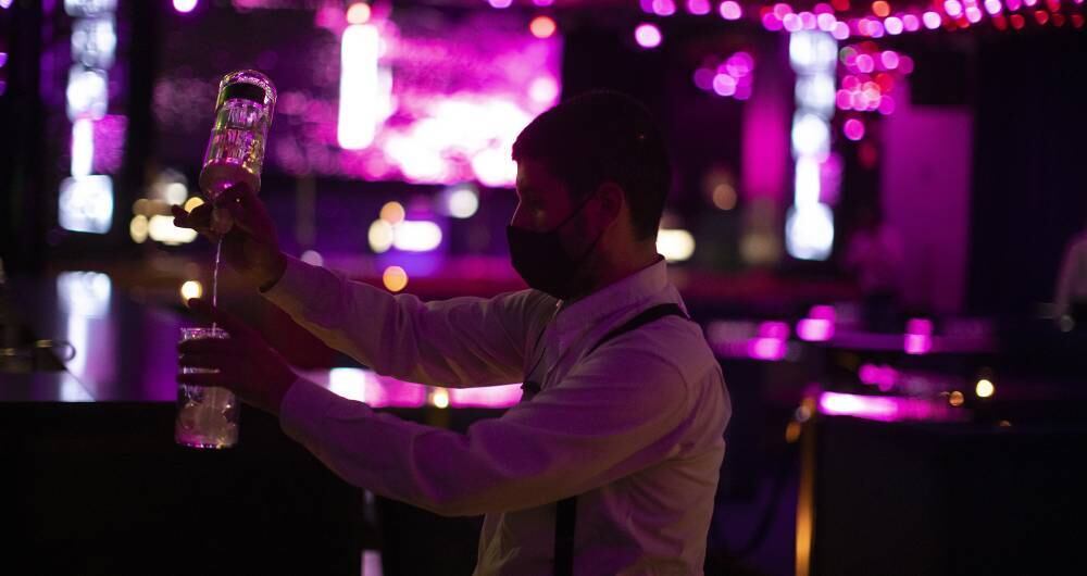 Gremio de bares dice que fiestas clandestinas pueden hacer retroceder los pasos de la reapertura.