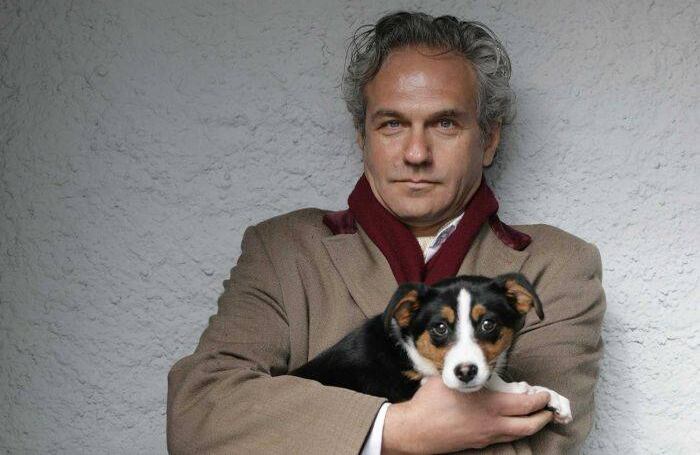 Suiza cuenta con una de las legislaciones más completas sobre protección y dignificación de los animales. Son castigados con multas hasta por 20.000 francos suizos o tres años de cárcel el descuido grave, causar molestias innecesarias o provocar la muerte cruel a un animal. Las leyes suizas prohíben las actividades degradantes con animales, emplearlos para espectáculos o anuncios u otros que puedan suponer sufrimiento, infligir dolor, daño o exposición a humillación o ansiedad. No se permite exponer a los animales a peligro o abandono, la amputación o destrucción de alguno de sus miembros, o doparlos para actividades deportivas. Incluso el gobierno puede asignar un abogado para la defensa de un animal. Foto: Antoine-Goetschel, abogado de los animales de Getty Images.