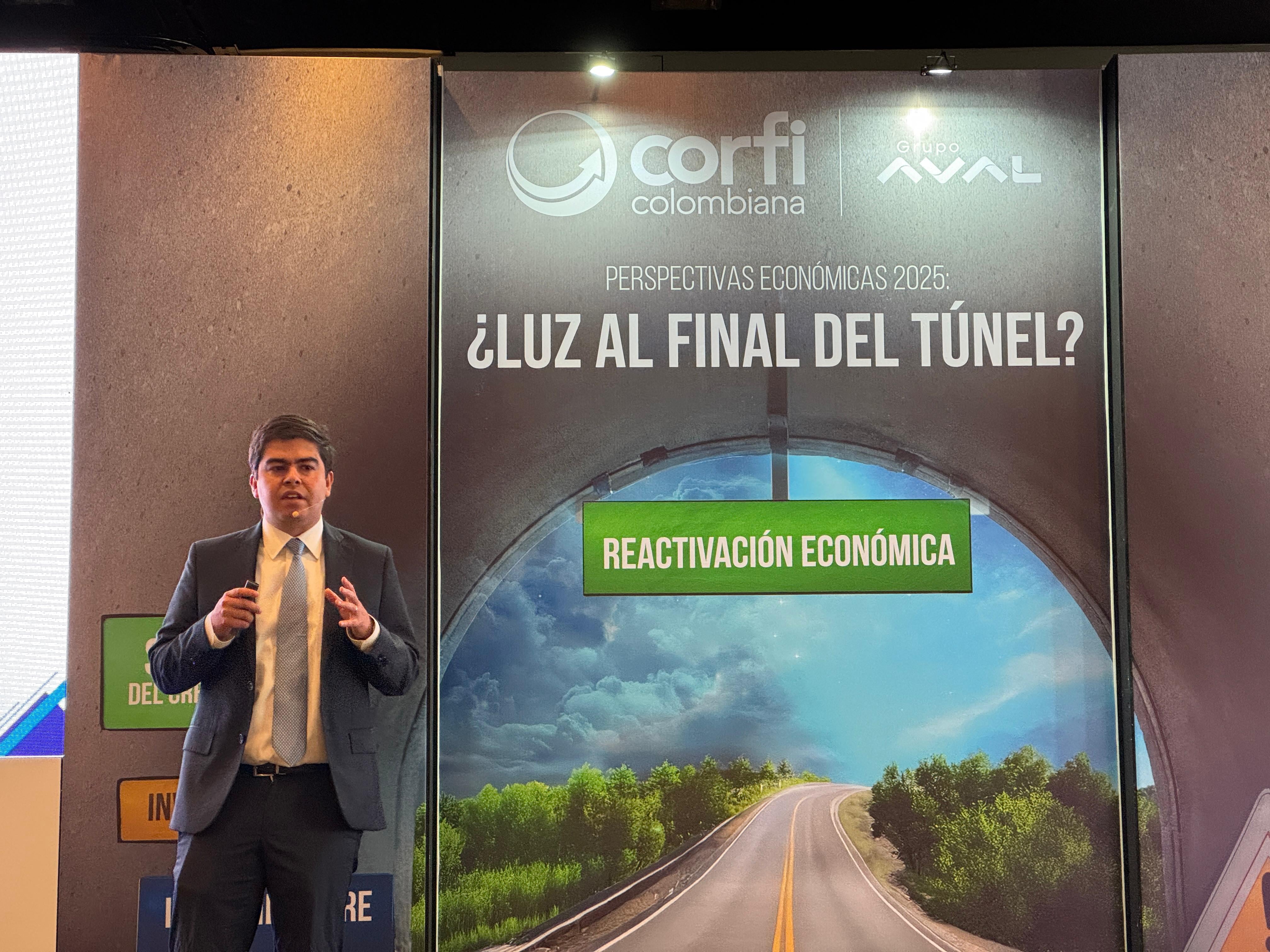 César Pabón, director ejecutivo de investigaciones económicas de Corficolombiana, en el evento de perspectivas económicas de 2025 de la entidad.