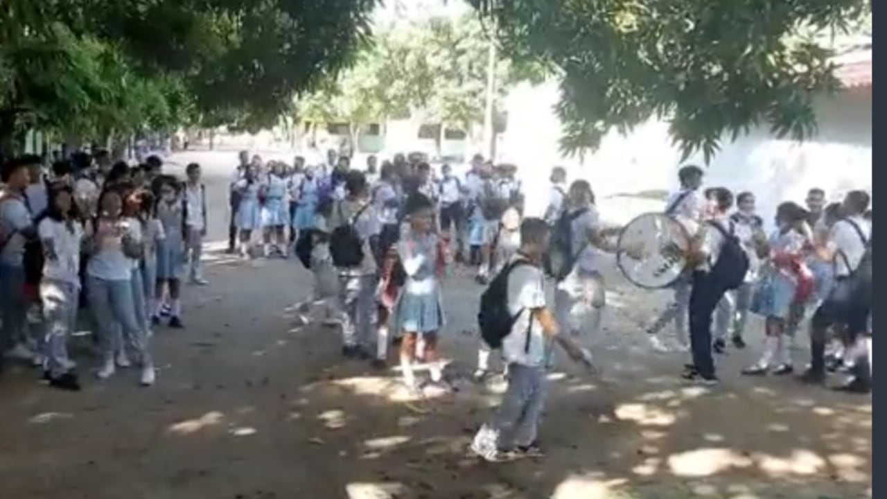 Estudiantes en Malambo, Atlántico, protestan por el Plan de Alimentación Escolar.