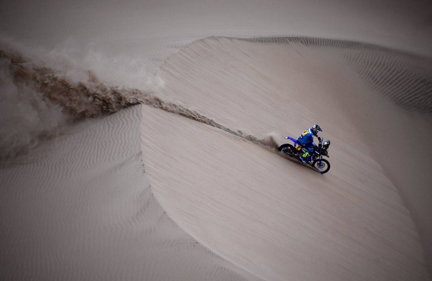 El motociclista francés Arien Van Beveren impulsa su Yamaha durante la etapa 3 del Rally Dakar 2018 entre Pisco y San Juan de Marcona en Perú, el 8 de enero de 2018. / AFP PHOTO.