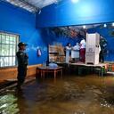 Los habitantes del corregimiento Calzón Blanco tuvieron que votar con el agua hasta las rodillas