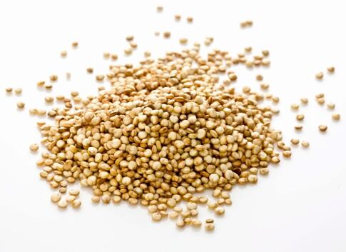 El amaranto tiene ácido fólico.