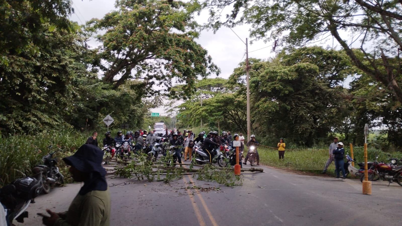 Las comunidades de las denominadas Veredas Unidas de Puerto Tejada, Cauca, bloquean el paso de vehículos en la vía hacia Cali, todo por la demora en la pavimentación de una importante carretera de esta zona del norte del Cauca.