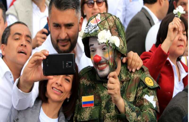  La marcha que condujo a los bogotanos desde el Parque Nacional hasta la Plaza de Bolívar estuvo acompañada de música, arte y cultura. Álvaro Tavera /SEMANA