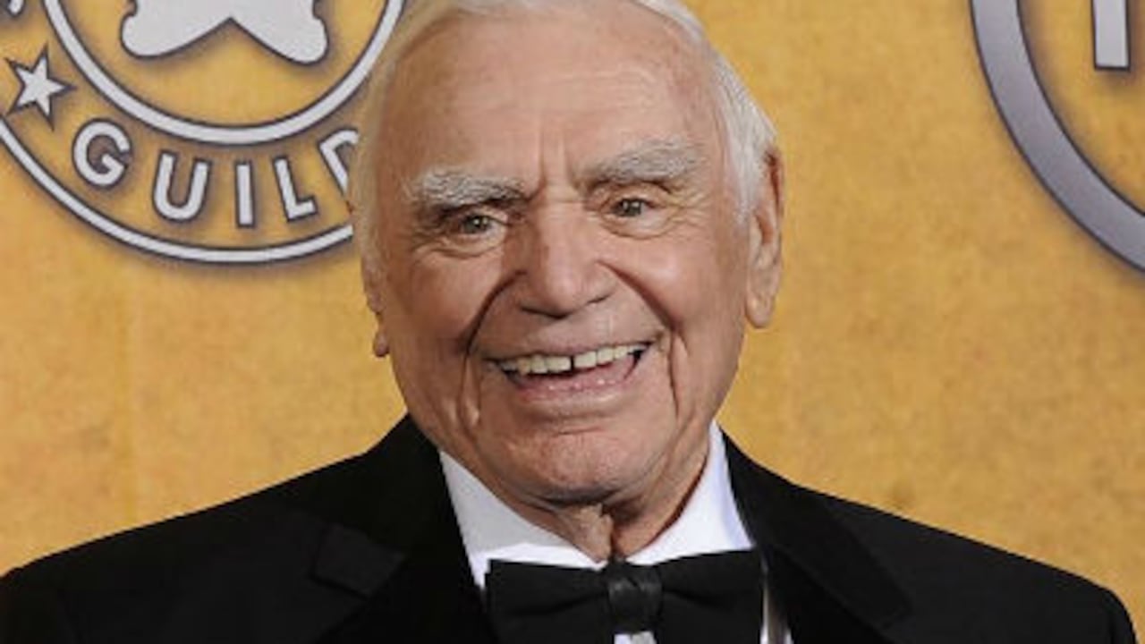 Fotografía de archivo del 30 de enero del 2011 del actor estadounidense Ernest Borgnine, bromeando con fotógrafos durante la edición 17 de los premios Screen Actors Guild en Los Ángeles, California.